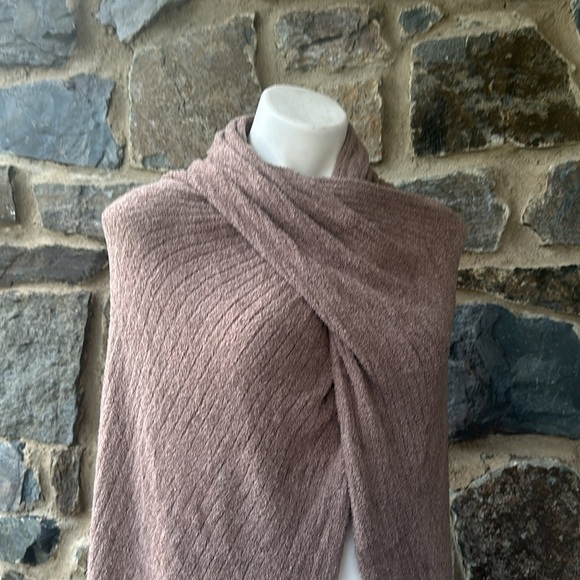 Barefoot Dreams CozyChic Lite Wide Rib Travel Wrap in Driftwood Tan One Size - Picture 6 of 10